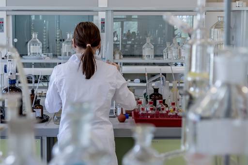 Sostieni un tecnico di laboratorio