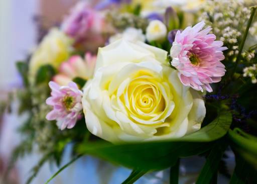 Dona per i fiori sull'altare