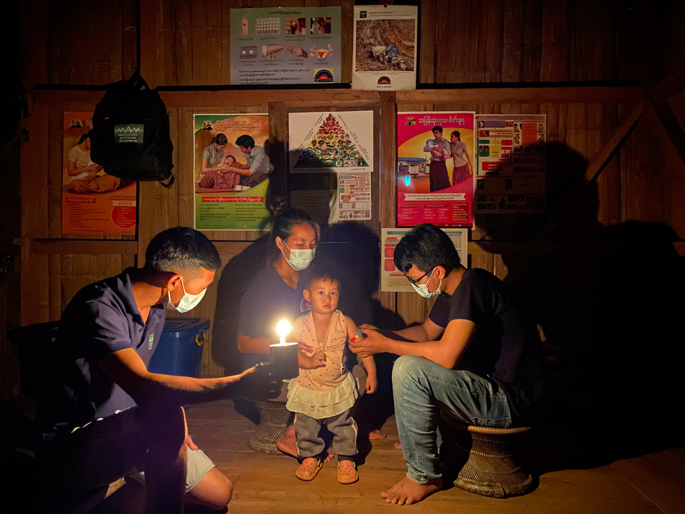 Dalle luci di Natale alle notti buie del Myanmar